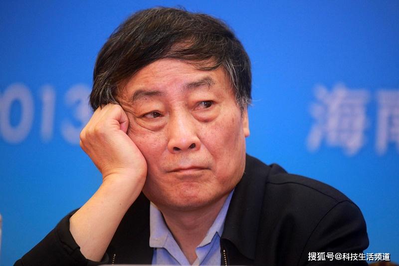 75岁宗庆后在5年营收跌310亿后，和对手马云握手拥抱电商？