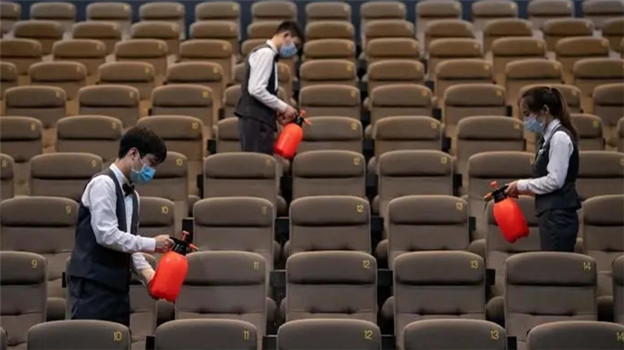 每场平均1.8人，近60％影院关门：电影院还能挺过疫情吗？