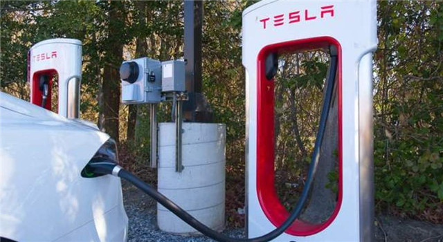 亏钱、放弃、倒闭，跨界造车的2022：一边求生，一边求胜