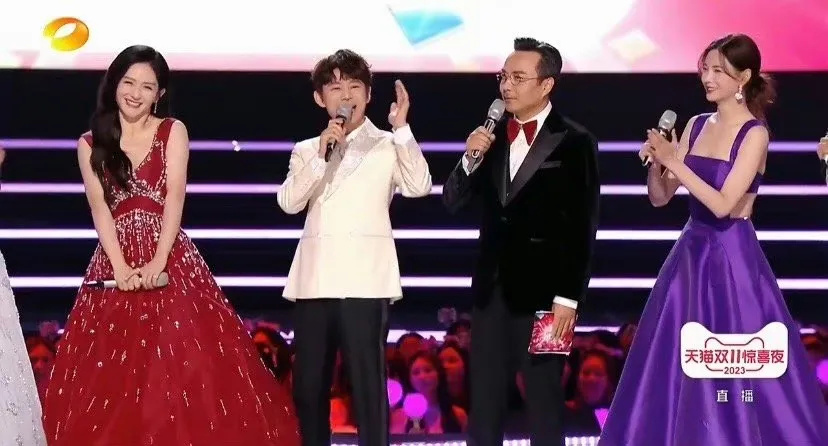 双十一晚会主持人全员拉胯，何炅发脾气，芒果这张王牌没了