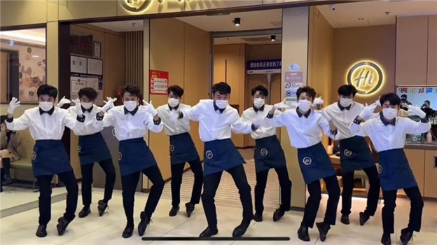 <b>员工跳科目三、擦玻璃：海底捞押宝美男计</b>